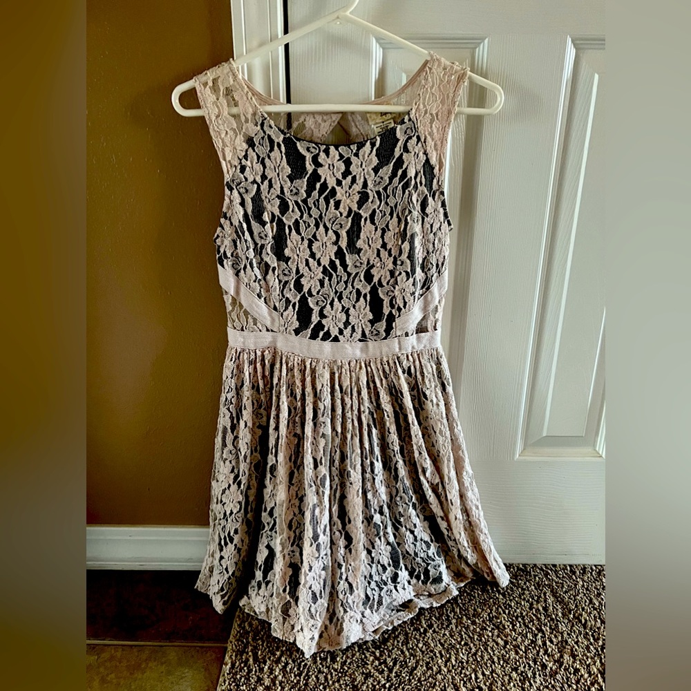 Daytrip women’s size small lined lace dress